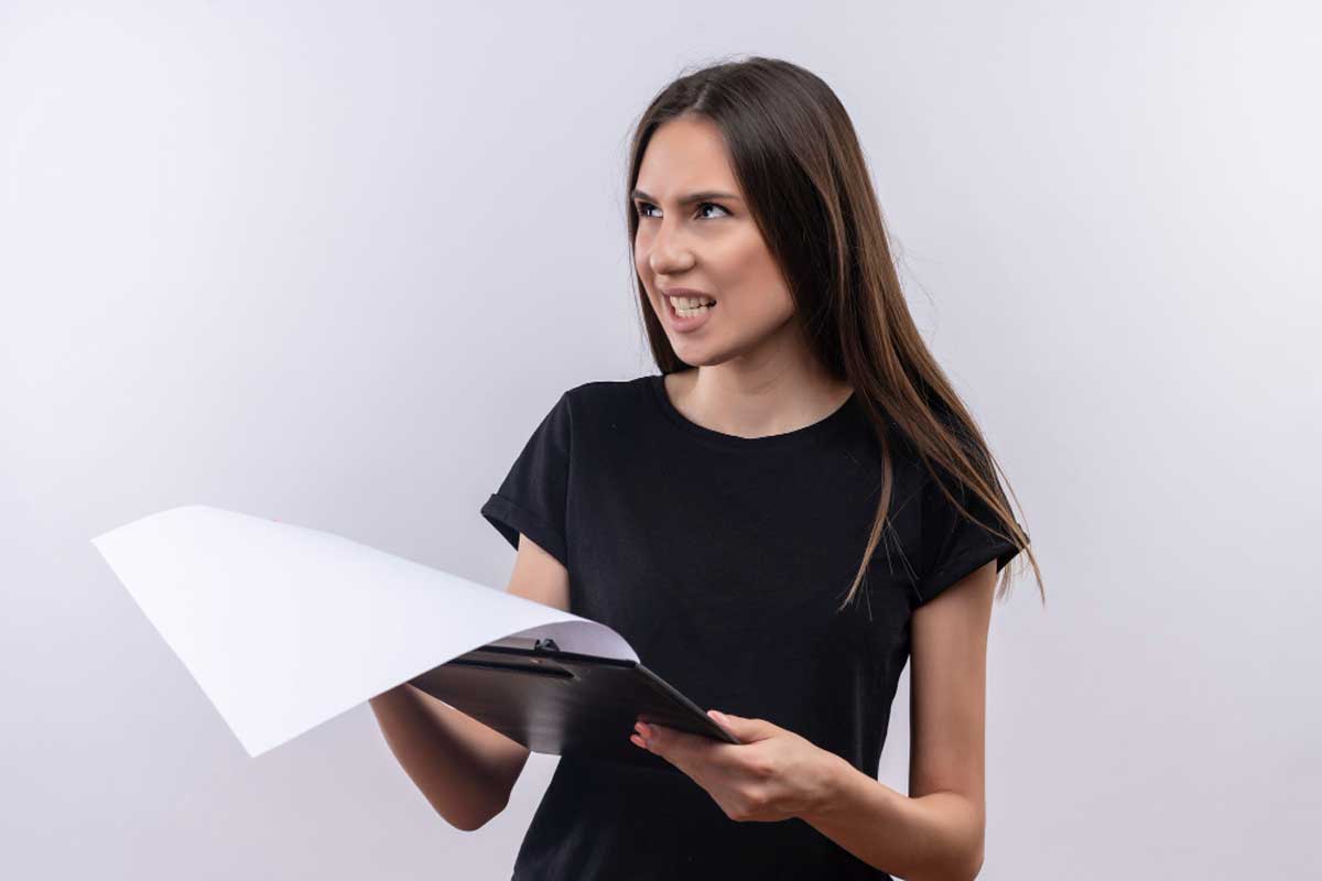 Uma atendente de assistência celular segurando blco de ordem de serviço. Créditos da imagem: Freepick.com