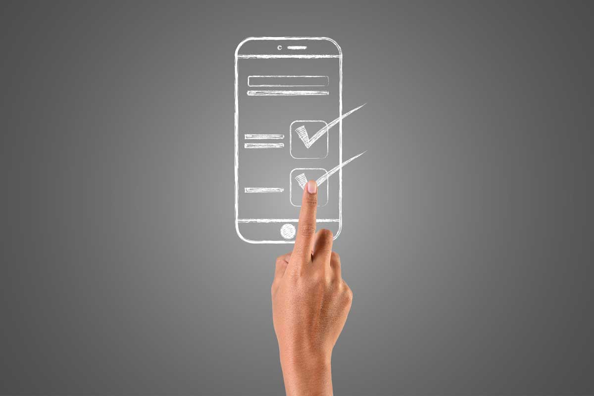 Uma pessoa tocando no desenho de um celular feito sobre quadro negro ilustra nosso artigo sobre Checklist de atendimento na assistência técnica. Créditos da imagem: Freepik.com