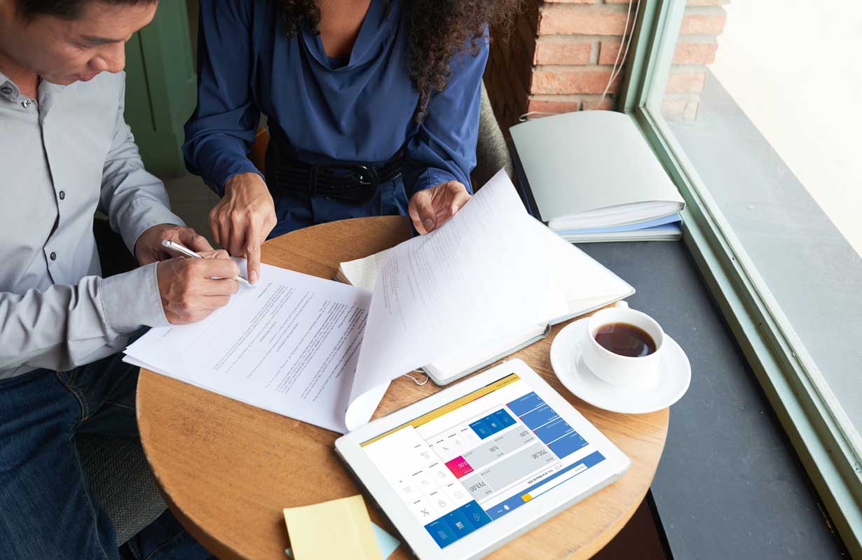 Um cliente de assistência de celular assinando contrato de prestação de serviço. Créditos da imagem: freepik.com Um cliente de assistência de celular assinando contrato de prestação de serviço. Créditos da imagem: freepik.com