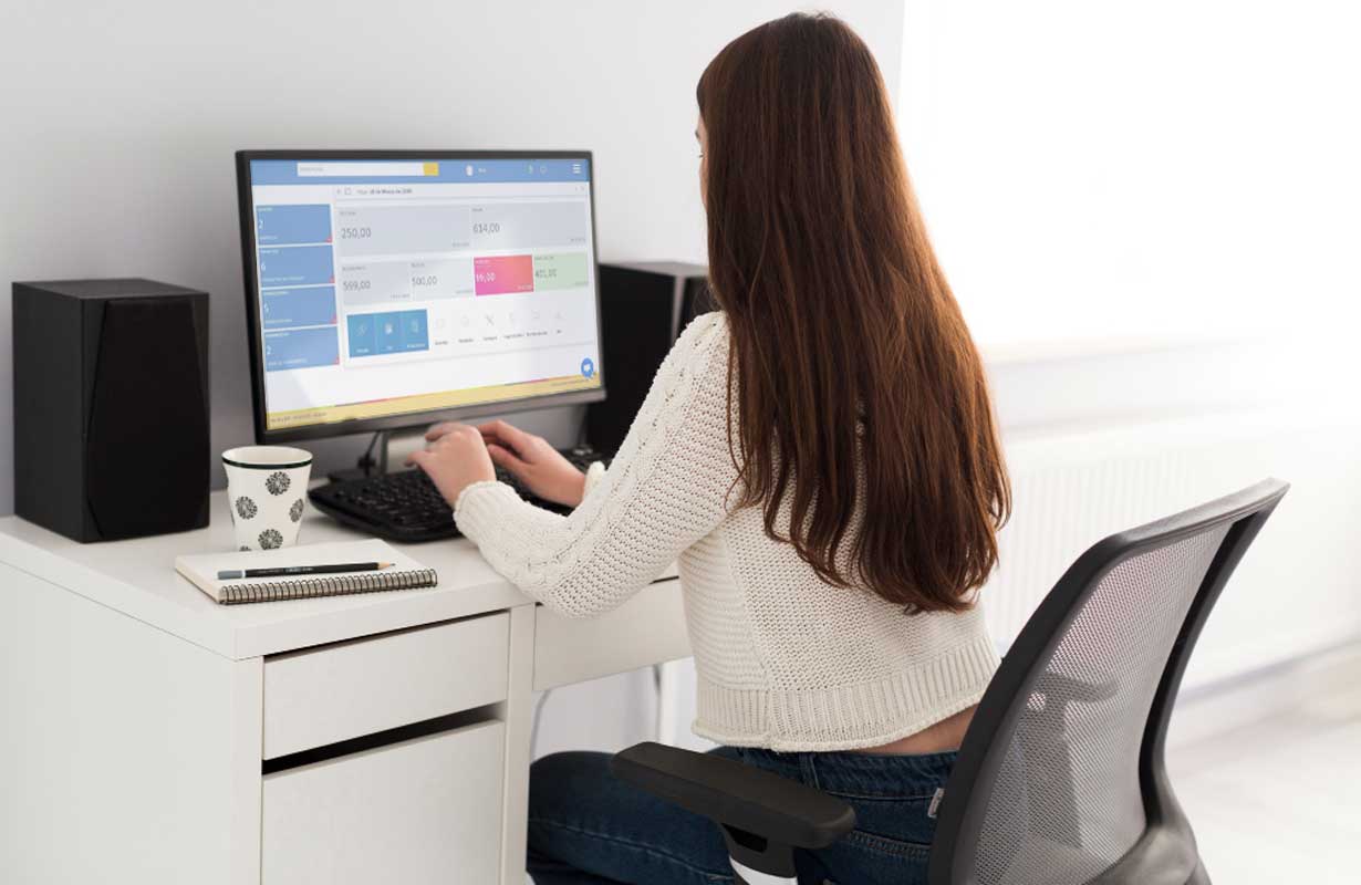 Dona de assistência de celular usando sistema de gestão Markup Empresa ilustra nosso artigo sobre: "Sistema para assistência técnica online". Créditos da imagem: freepik.com