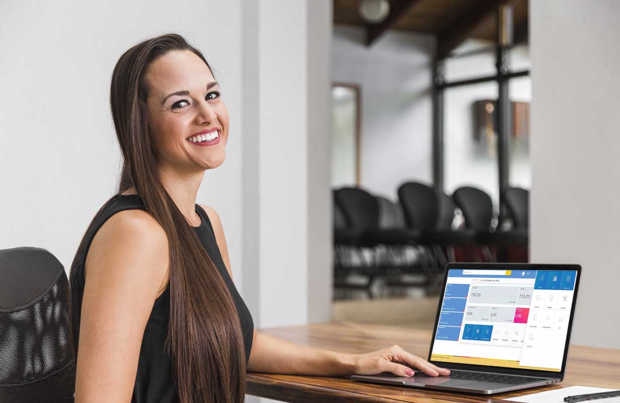 Dona de assistência de celular usando sistema Markup Empresa ilustra nosso artigo sobre: Onde contratar sistema para assistência de celular. Créditos da imagem: freepik.com