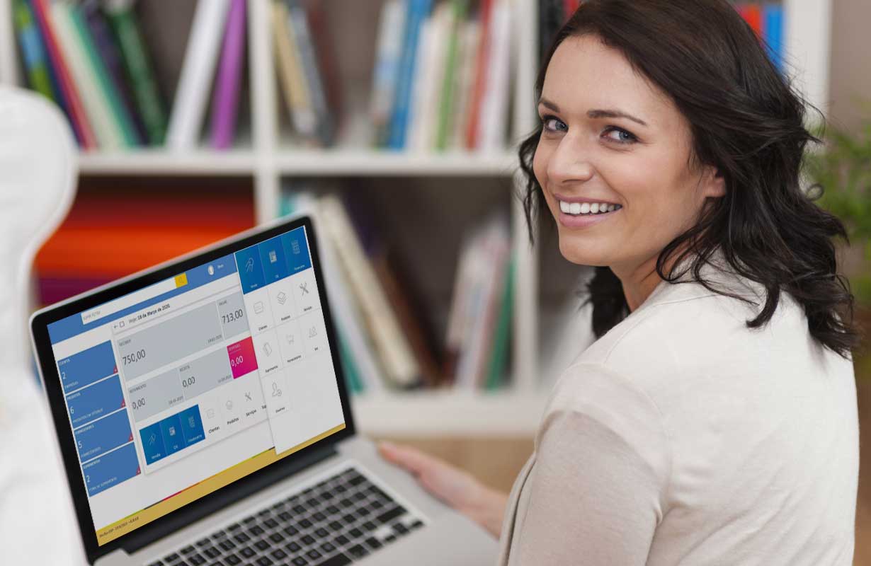 Atendente de assistencia de celular usando sistema MarkupEmpresa ilustra nosso artigo sobre: 'Sistema de gestão para assistência técnica'. Créditos da imagem: Freepik.com