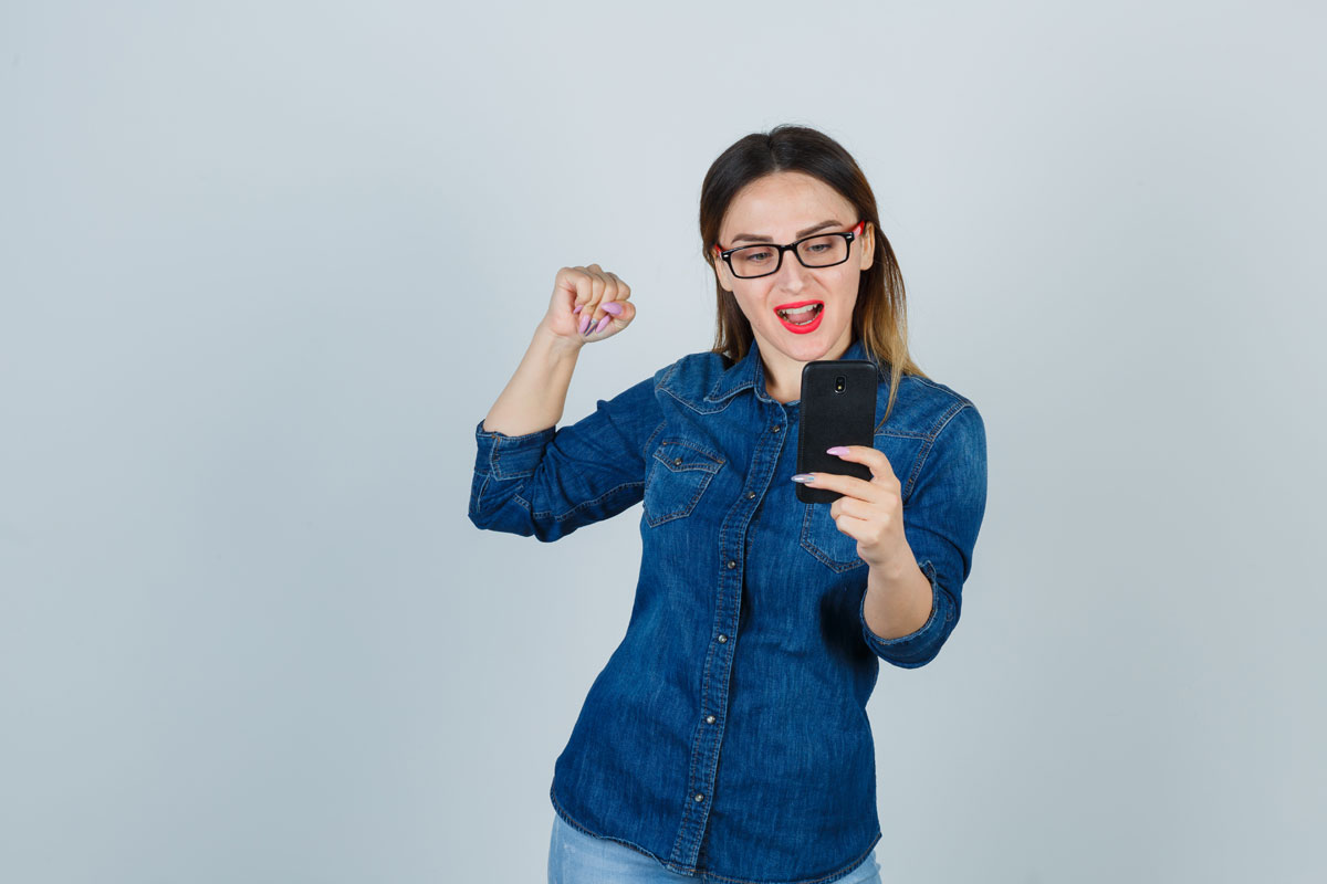 Empreendedora tentando aumentar o faturamento da assistência técnica de celular. Créditos da imagens: Freepik.com