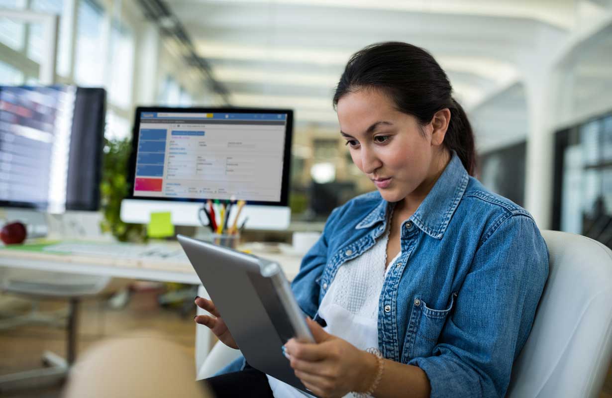 Dona de assistência tècnica fazendo ordem de serviço digital Markup Empresa ilustrando nosso artigo sobre: ordem de serviço assistência técnica. Créditos da imagem: freepik.com