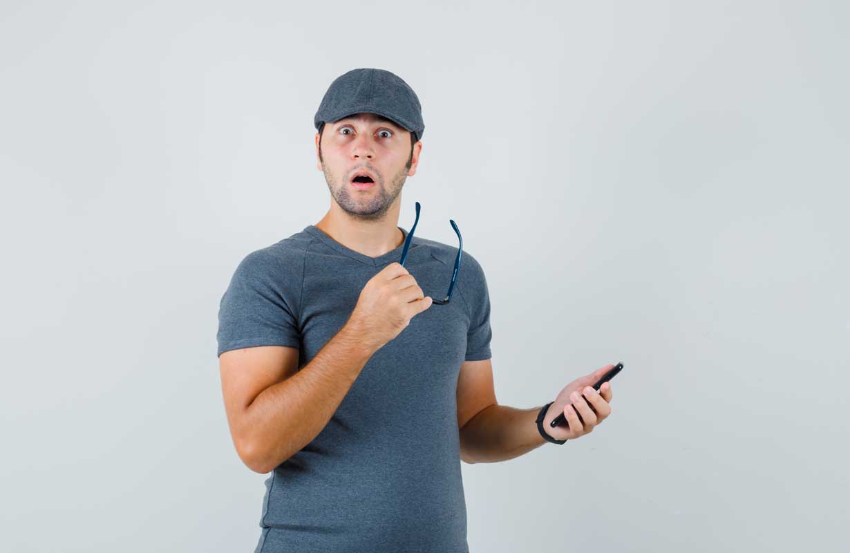 Dono de assistência de celular demosntrando surpresa sobre ser obrigatório emitir ordem de serviço numa assistência de celular. Créditos da imagem: freepik.com