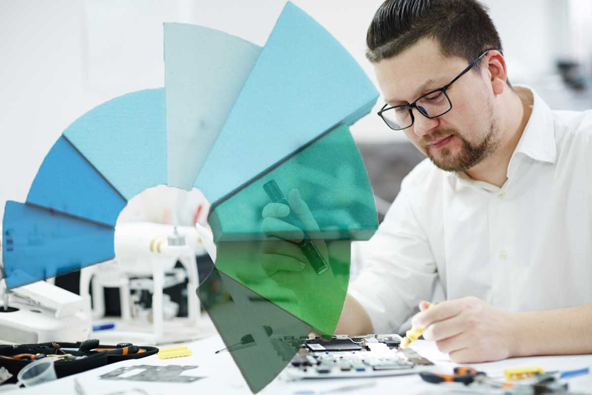 Dono de assistência de celular conferindo os KPIs da empresa.