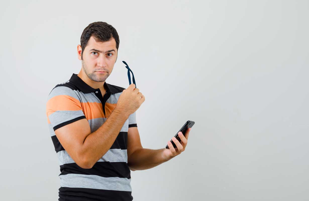 Dono de assistência técnica pensando sobre custos ilustra nosso artigo sobre: 'quanto custa manter uma assistência técnica de celular'. Créditos da imagem: freepik.com 