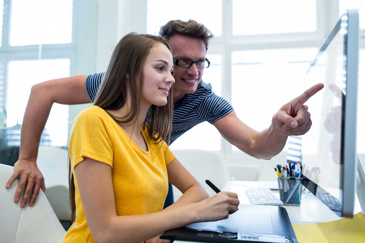 Um homem indicando assistência de celular para uma mulher ilustra nosso artigo sobre programas de indicação. Créditos da imagem: freepik.com Um homem indicando assistência de celular para uma mulher ilustra nosso artigo sobre programas de indicação. Créditos da imagem: freepik.com