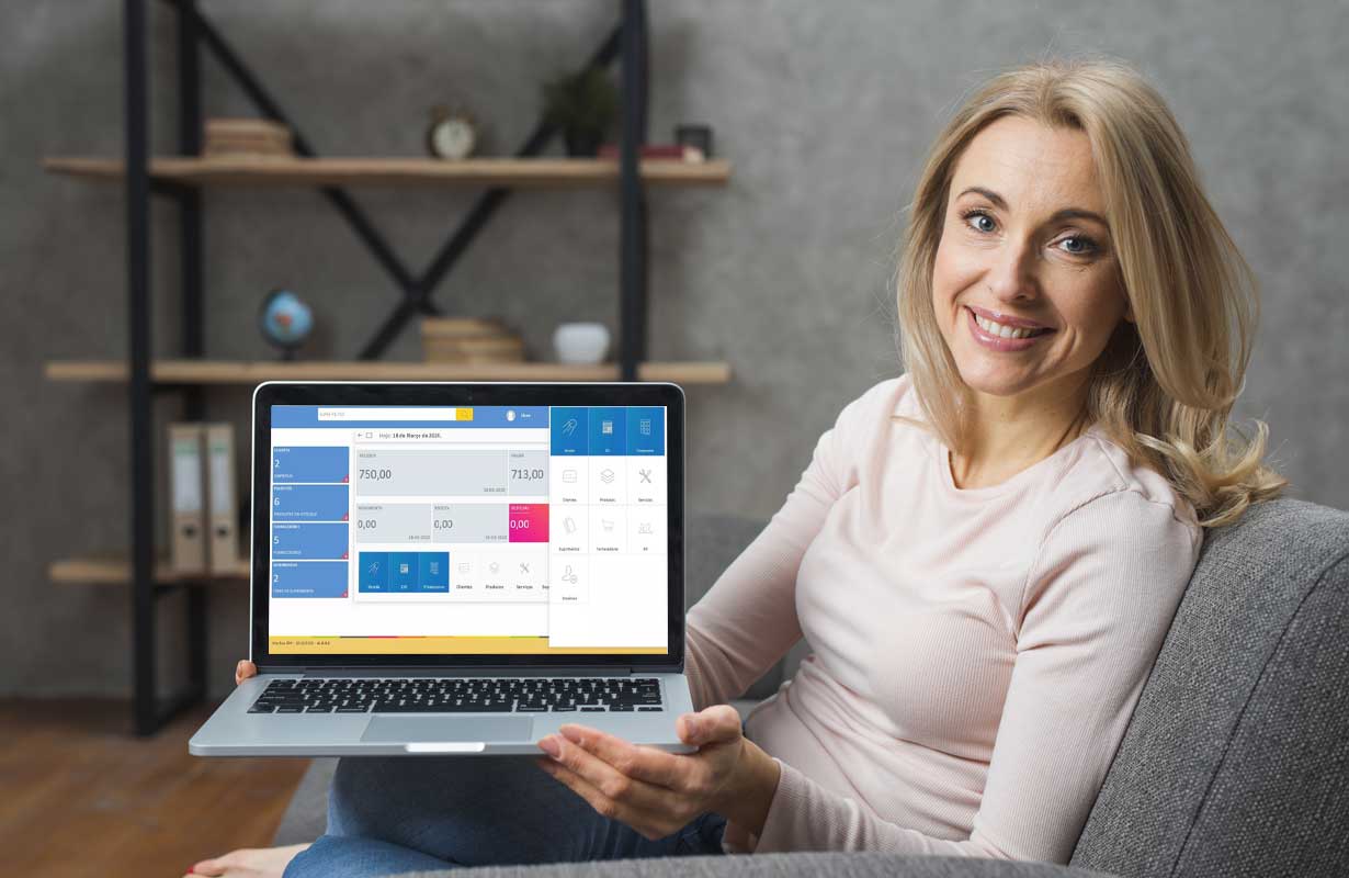 Uma mulher fazendo revew de sistema de gestão ilustra nosso artigo sobre: 'Sistema de gestão para assistência técnica'. Créditos da imagem: freepik.com