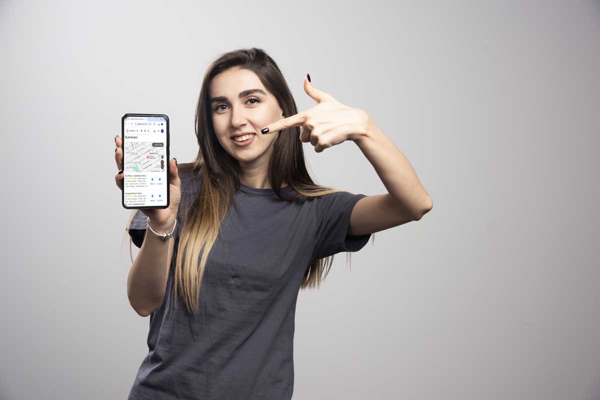 Uma que acabou de fazer busca no Google Meu Negócio para assistência. Créditos da imagem: freepik.com Uma que acabou de fazer busca no Google Meu Negócio para assistência. Créditos da imagem: freepik.com