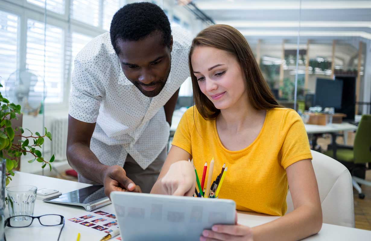 Mulher mostrando laudos técnicos para cliente de assistência de celular. Créditos da imagem: freepik.com Mulher mostrando laudos técnicos para cliente de assistência de celular. Créditos da imagem: freepik.com