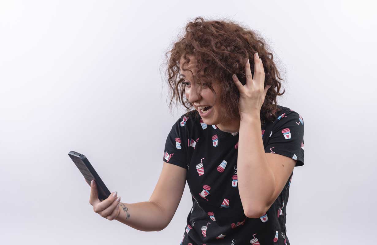 Uma mulher segurando celular com defeito ilustra nosso artigo sobre 'Principais tipos de defeitos em celulares'. Créditos da imagem: freepik.com Uma mulher segurando celular com defeito ilustra nosso artigo sobre 'Principais tipos de defeitos em celulares'. Créditos da imagem: freepik.com