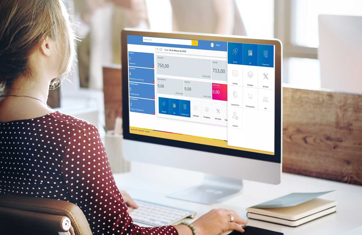 Uma proprietária de assistência de celular usando o Sistema com ordem de serviço MarkupEmpresa. Créditos da imagem: freepik.com