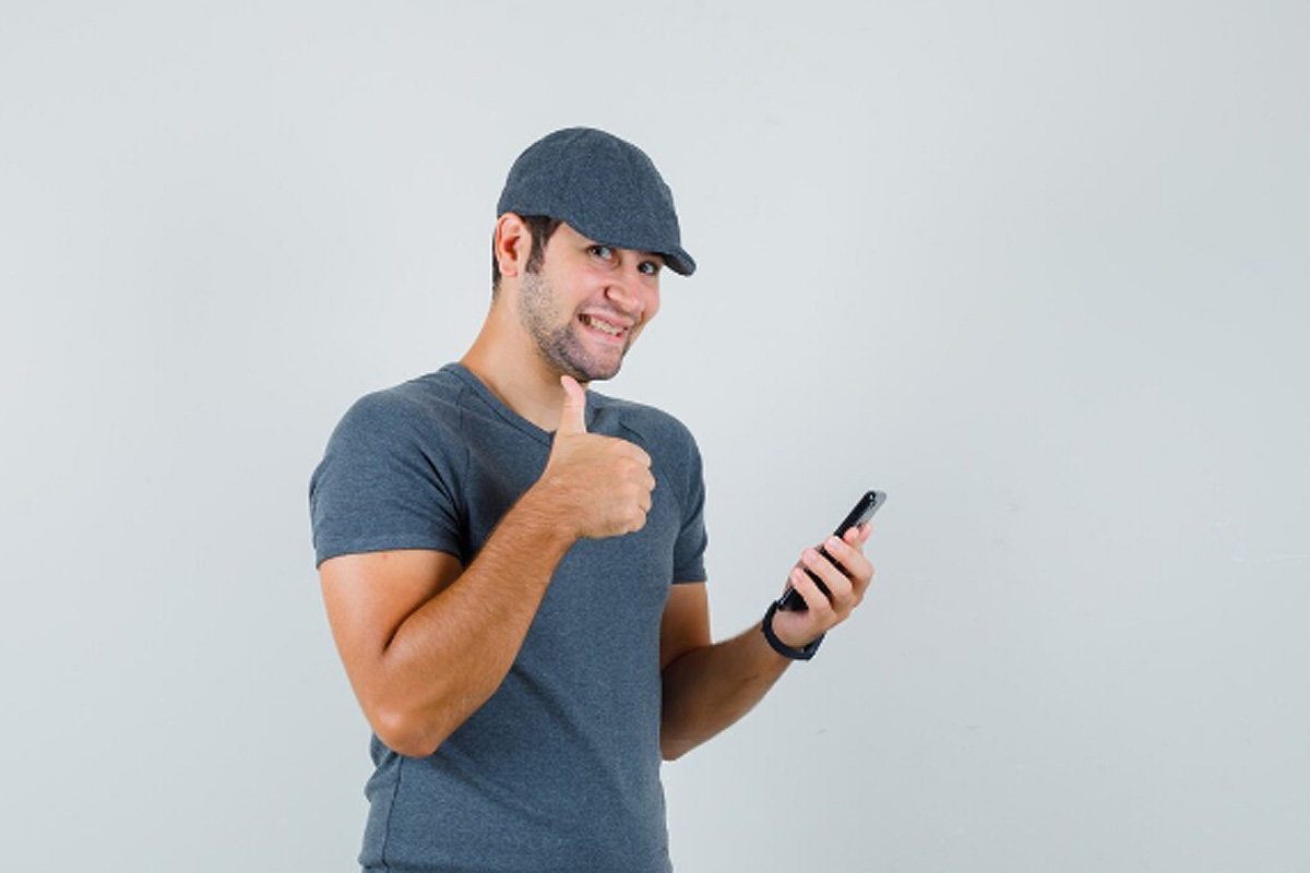 Técnico de celular satisfeito com a margem de lucro. Créditos da imagem: Freepik.com