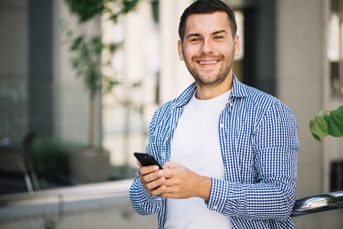 Técnico de celular usando o WhatsApp para vender mais consertos. Créditos da imagem: freepik.com Técnico de celular usando o WhatsApp para vender mais consertos. Créditos da imagem: freepik.com