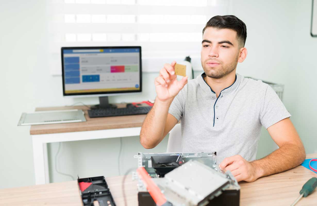 Técnico de celular usando sistema de gestão MarkupEmpresa ilustra nosso artigo sobre: 'sistema de gestão para assistência técnica pequena'. Créditos da imagem: freepik.com Técnico de celular usando sistema de gestão MarkupEmpresa ilustra nosso artigo sobre: 'sistema de gestão para assistência técnica pequena'. Créditos da imagem: freepik.com