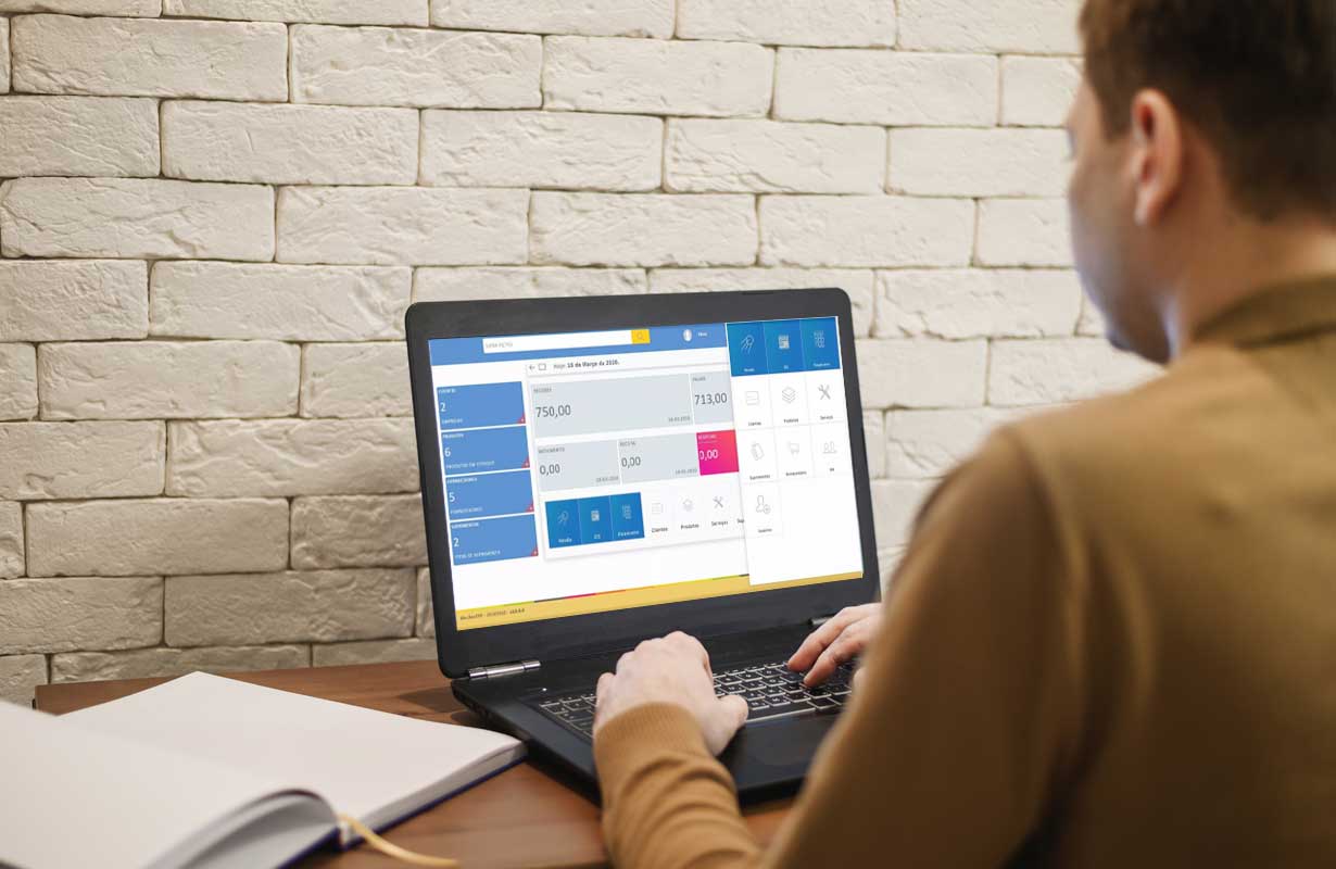 Tecnico de celular usando sistema MarkupEmpresa ilustra nosso artigo sobre: 'Quanto custa um sistema para assistência técnica'. Créditos da imagem: freepik.com 
