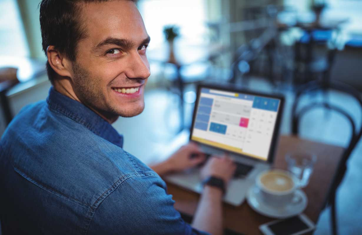 Técnico de celular usando sistema ordem de serviço Markup Empresa ilustrando nosso artigo sobre: 'Sistema barato para assistência'. Créditos da imagem: freepik.com