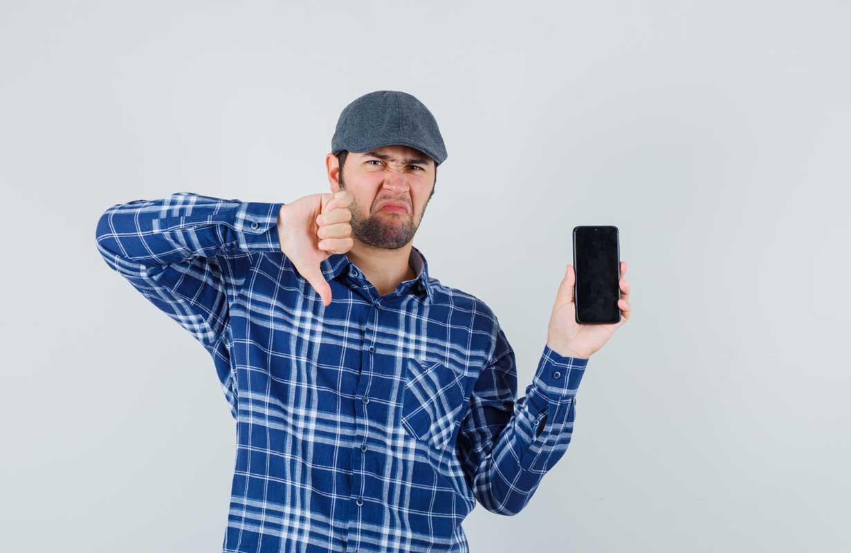 Um técnico sinalizando que vai recusar um concerto na assistência de celular. Créditos da imagem: freepik.com Um técnico sinalizando que vai recusar um concerto na assistência de celular. Créditos da imagem: freepik.com