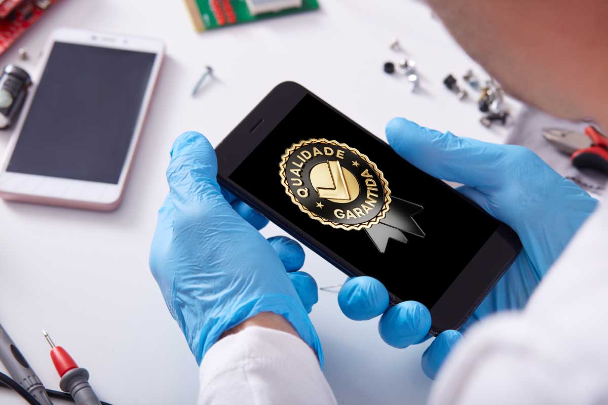 Um técnico segurando celular após conserto da tela ilustra nosso artigo sobre garantia de serviços na assistência técnica. Créditos da imagem: freepik.com Um técnico segurando celular após conserto da tela ilustra nosso artigo sobre garantia de serviços na assistência técnica. Créditos da imagem: freepik.com