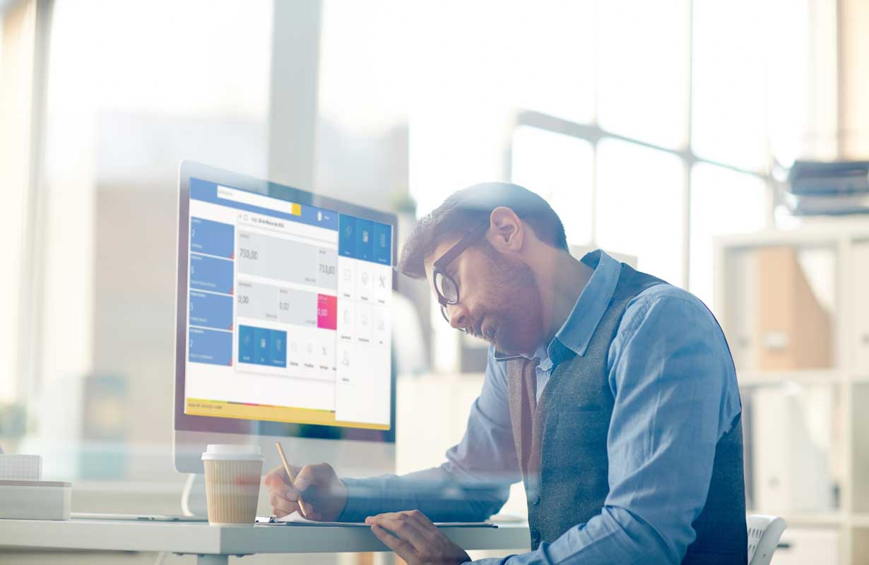 Um homem verificando dados de orçamento no sistema Markup Empresa. Créditos da imagem: freepik.com