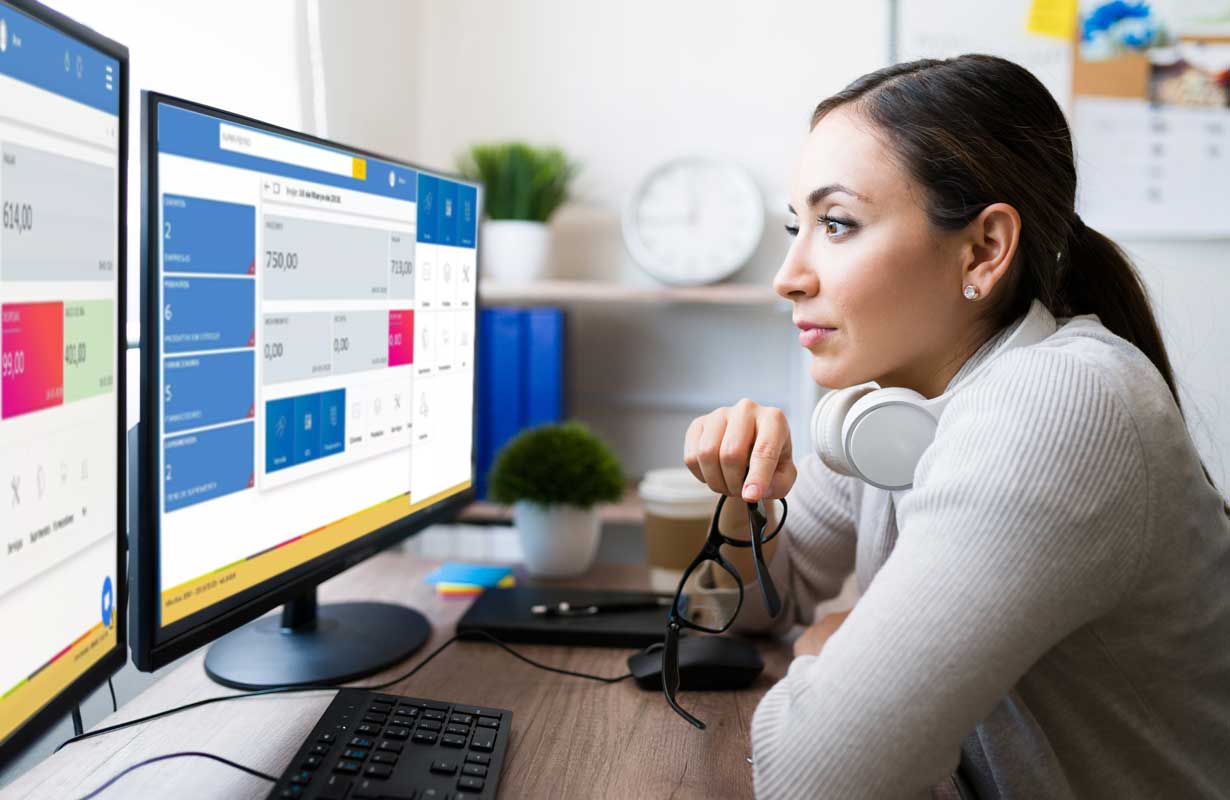 Uma mulher verificando dados no sistema MarkupEmpresa ilustra nosso artigo sobre: 'Software para assistência técnica'. Créditos da imagem: freepik.com