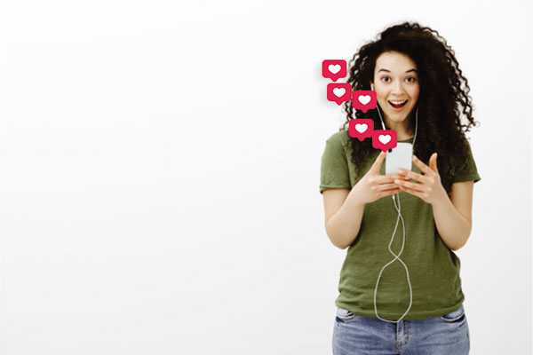 Uma cliente feliz depois de pegar seu smartphone numa assistencia de celular. Créditos da imagem: freepik.com